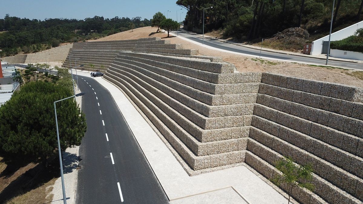 Reposição de muros de contenção e beneficiações diversas na Rua Dr. António Amaral de Figueiredo - Estoril